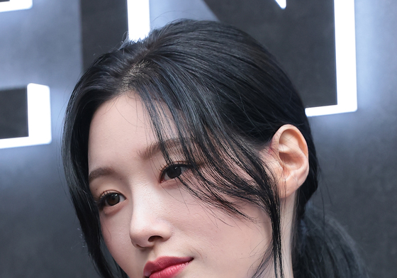 정채연, 시크한 볼 하트