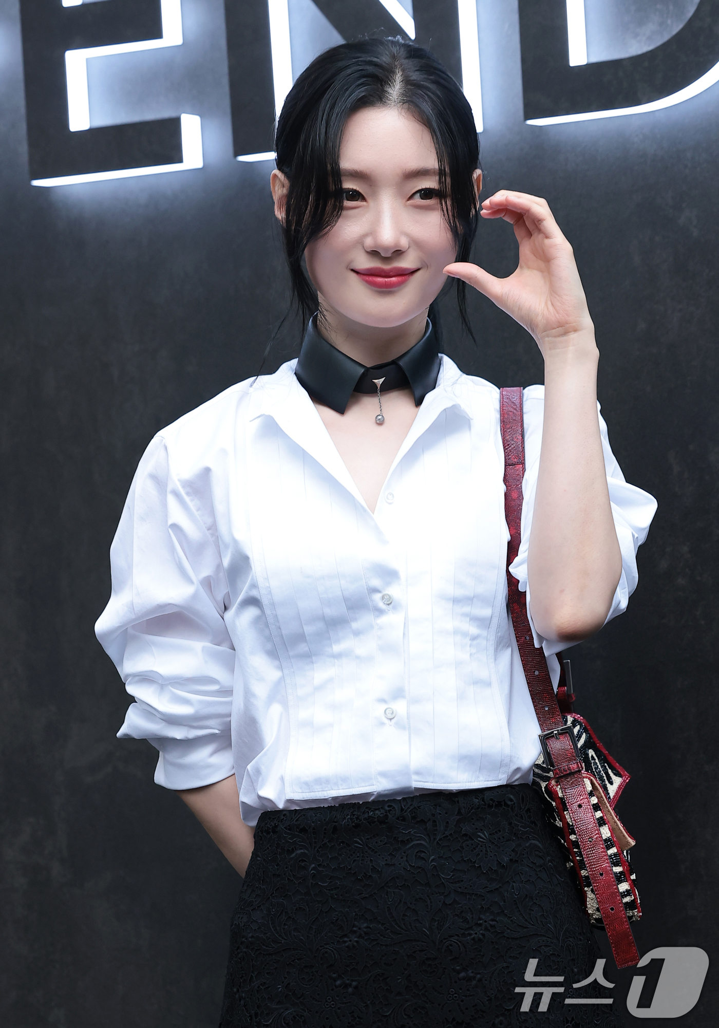 (서울=뉴스1) 권현진 기자 = 배우 정채연이 15일 오후 서울 강남구 팔라초 펜디 서울에서 열린 마리아 그라치아 키우리의 데뷔 컬렉션 론칭 행사에 참석해 포즈를 취하고 있다. 2 …