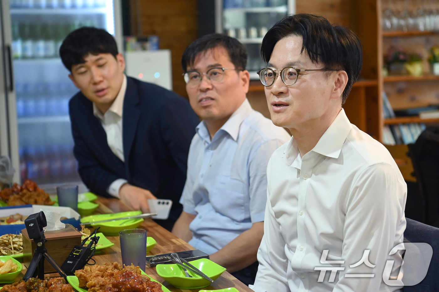 (서울=뉴스1) = 김정관 산업통상부 장관이 15일 오후 제주시 제주대학교 인근에서 제주 지역 산업단지에서 근무 중인 청년 근로자들을 비롯한 관계자들과 치맥 간담회를 하고 있다.( …