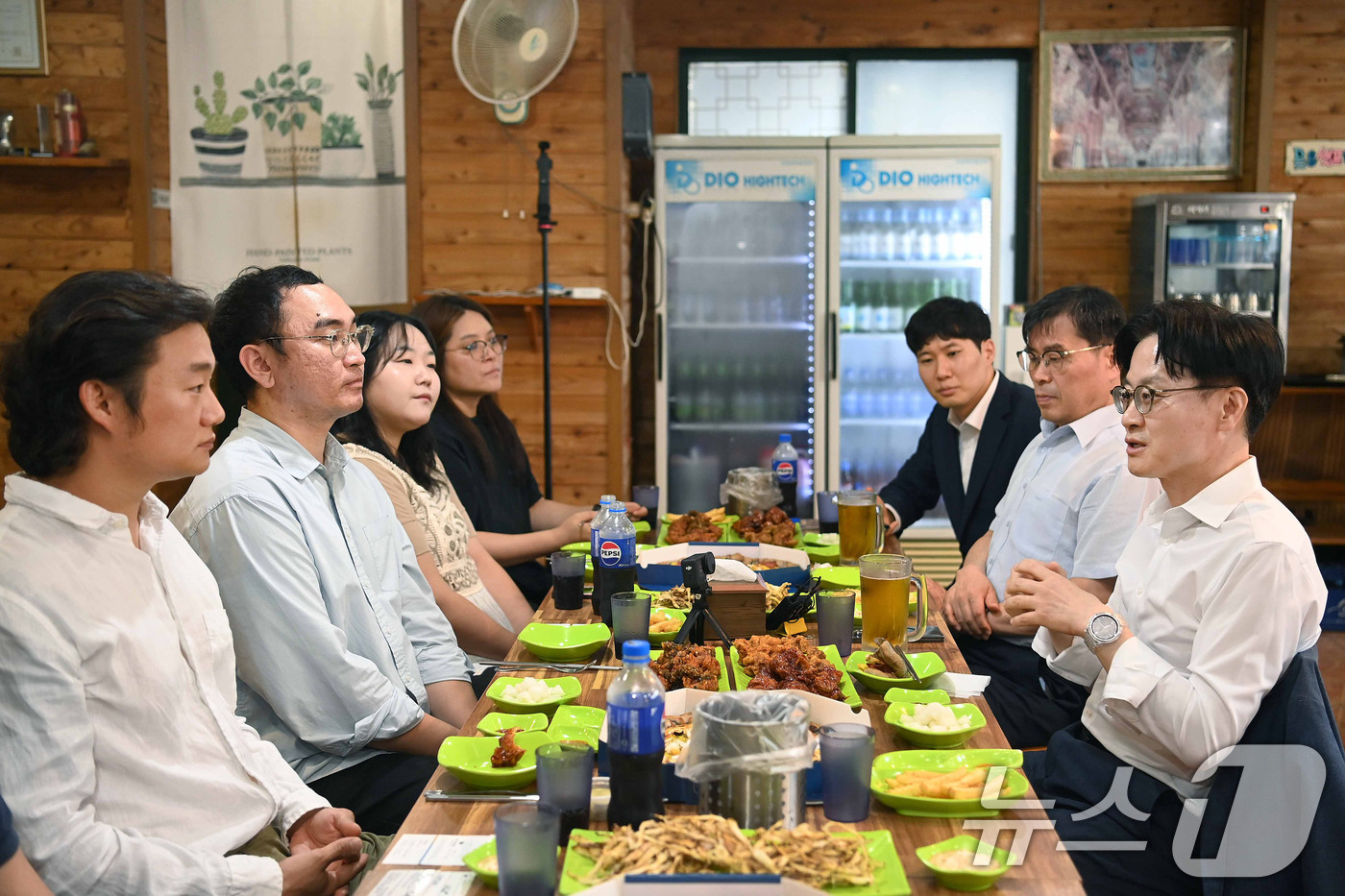 (서울=뉴스1) = 김정관 산업통상부 장관이 15일 오후 제주시 제주대학교 인근에서 제주 지역 산업단지에서 근무 중인 청년 근로자들을 비롯한 관계자들과 치맥 간담회를 하고 있다.( …