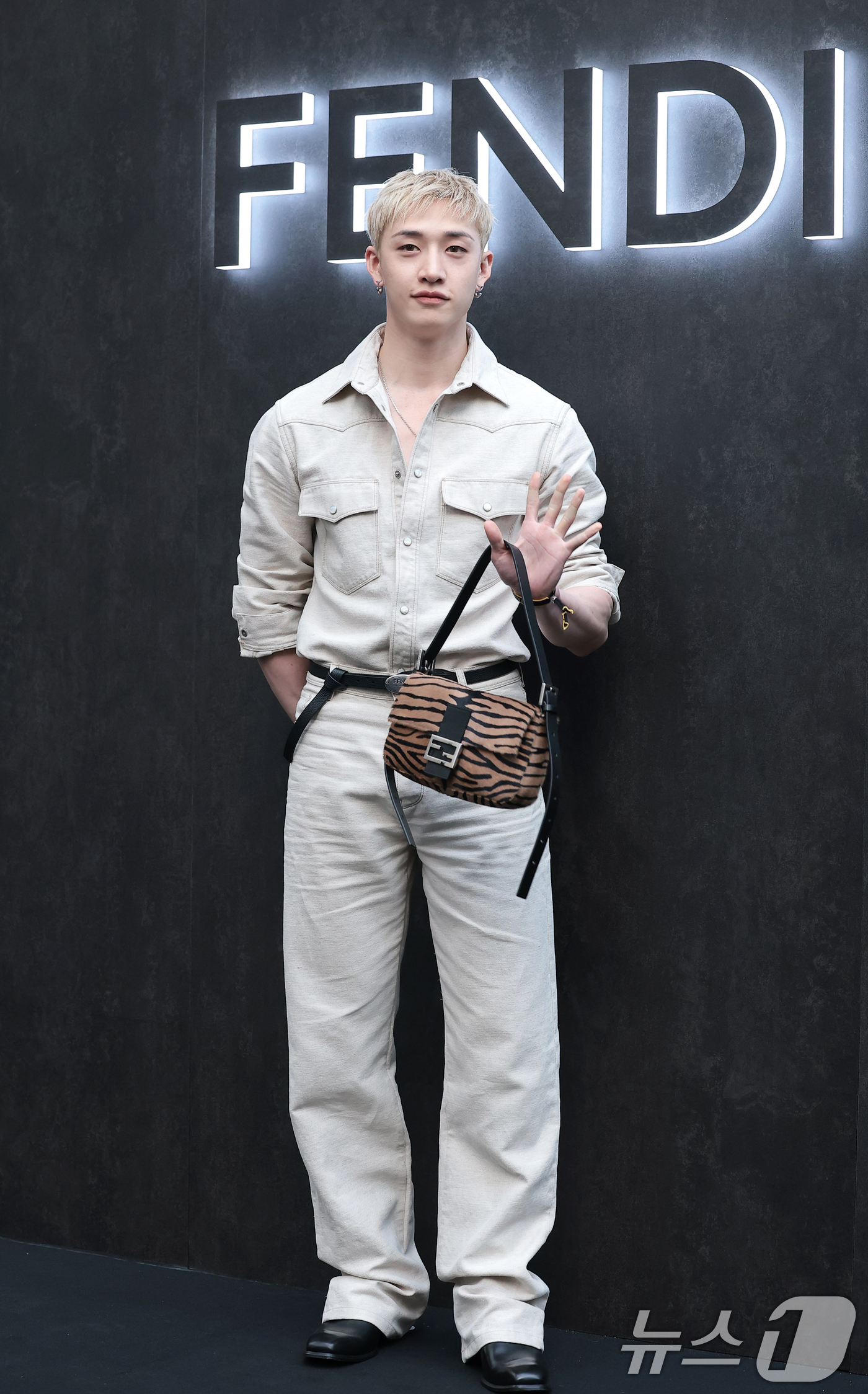 (서울=뉴스1) 권현진 기자 = 스트레이 키즈 방찬이 15일 오후 서울 강남구 팔라초 펜디 서울에서 열린 마리아 그라치아 키우리의 데뷔 컬렉션 론칭 행사에 참석해 포즈를 취하고 있 …