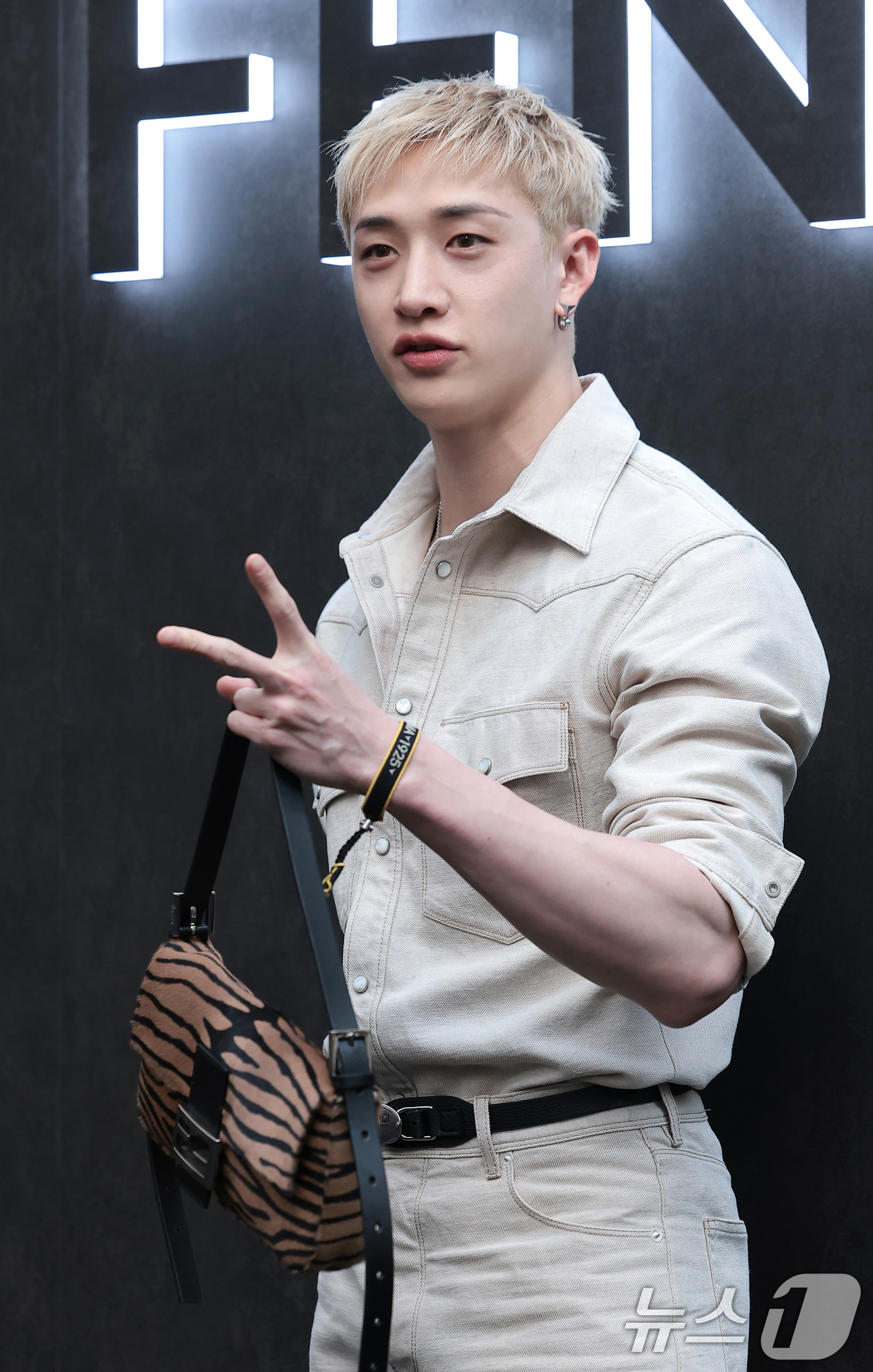 (서울=뉴스1) 권현진 기자 = 스트레이 키즈 방찬이 15일 오후 서울 강남구 팔라초 펜디 서울에서 열린 마리아 그라치아 키우리의 데뷔 컬렉션 론칭 행사에 참석해 포즈를 취하고 있 …