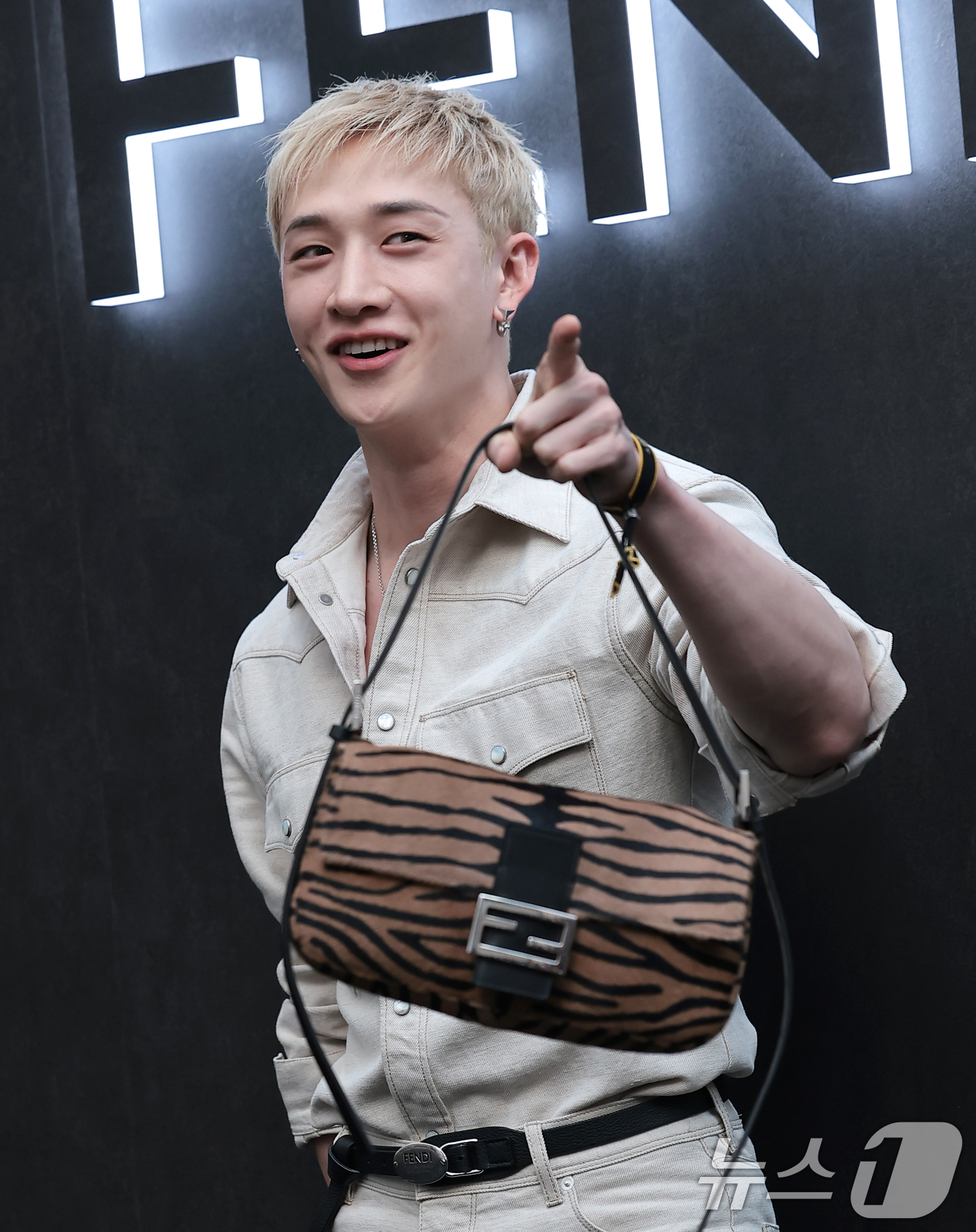 (서울=뉴스1) 권현진 기자 = 스트레이 키즈 방찬이 15일 오후 서울 강남구 팔라초 펜디 서울에서 열린 마리아 그라치아 키우리의 데뷔 컬렉션 론칭 행사에 참석해 포즈를 취하고 있 …