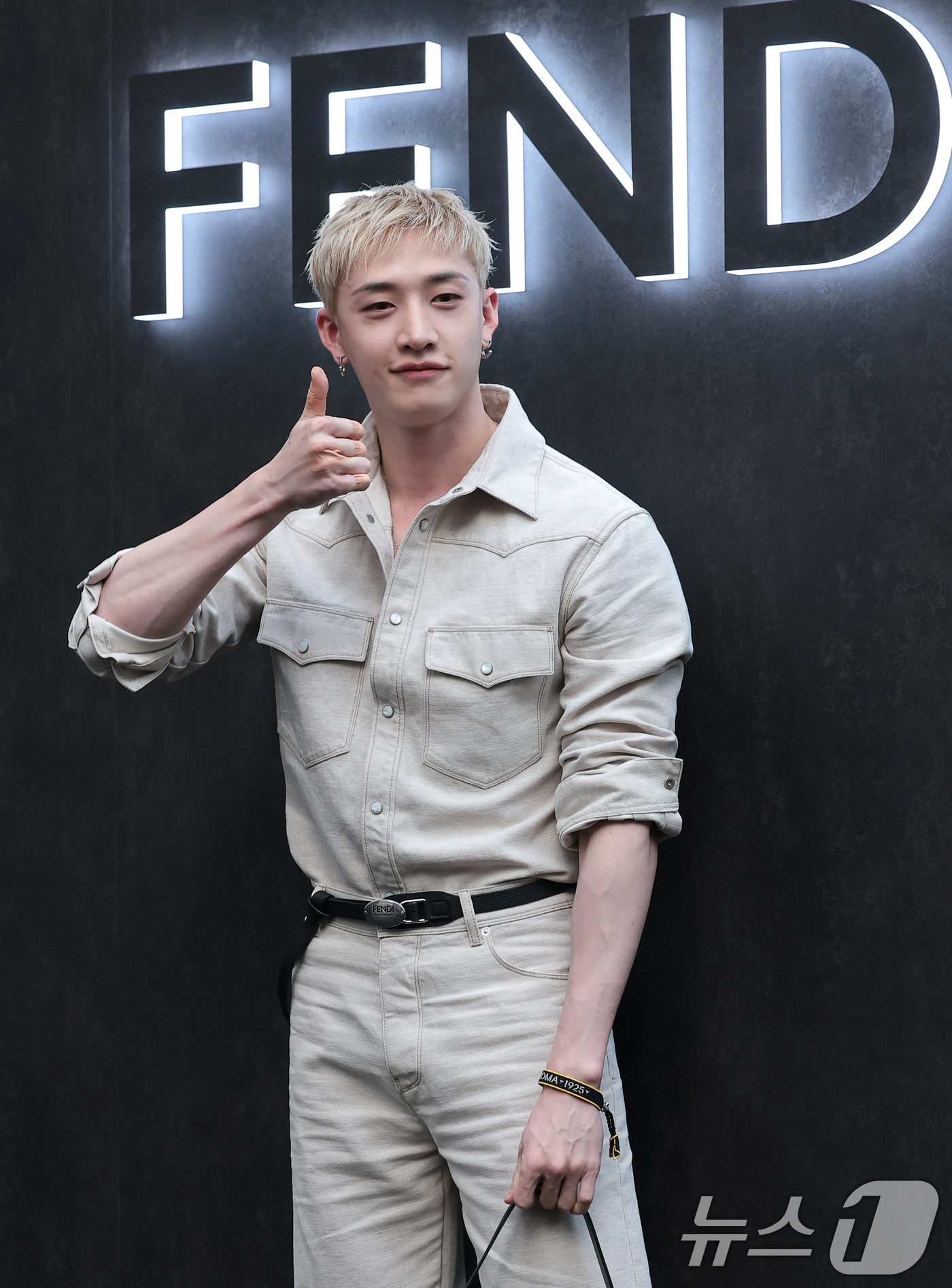 (서울=뉴스1) 권현진 기자 = 스트레이 키즈 방찬이 15일 오후 서울 강남구 팔라초 펜디 서울에서 열린 마리아 그라치아 키우리의 데뷔 컬렉션 론칭 행사에 참석해 포즈를 취하고 있 …