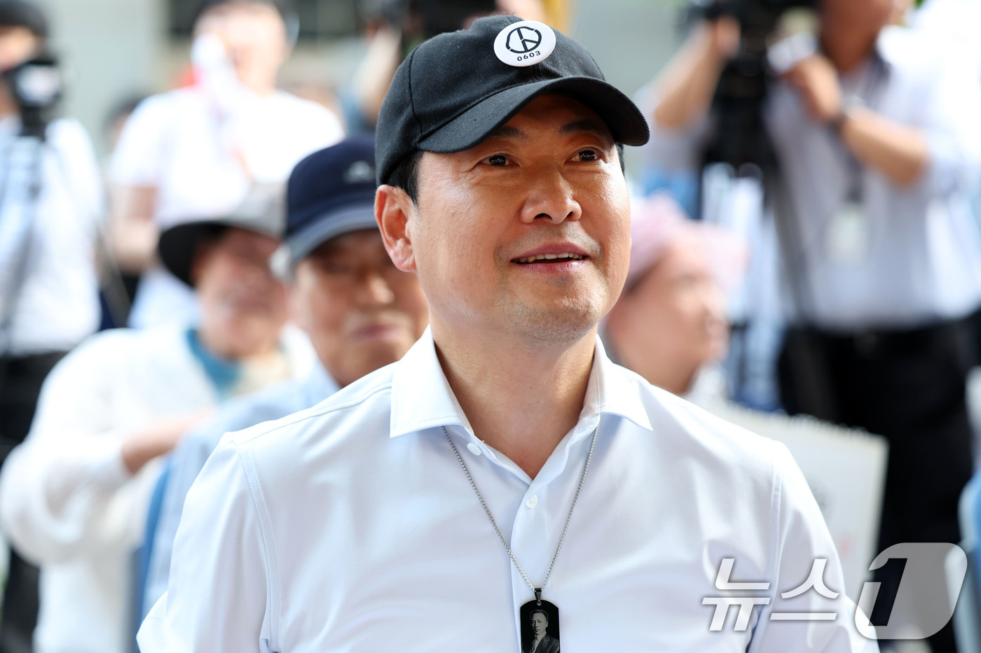 (광주=뉴스1) 이승현 기자 = 장동혁 국민의힘 대표가 15일 전남광주통합특별시 서구 치평동 전남광주선거관리위원회에서 열린 선관위 해체와 재선거를 요구하는 광주시민청년학생모임이 주 …