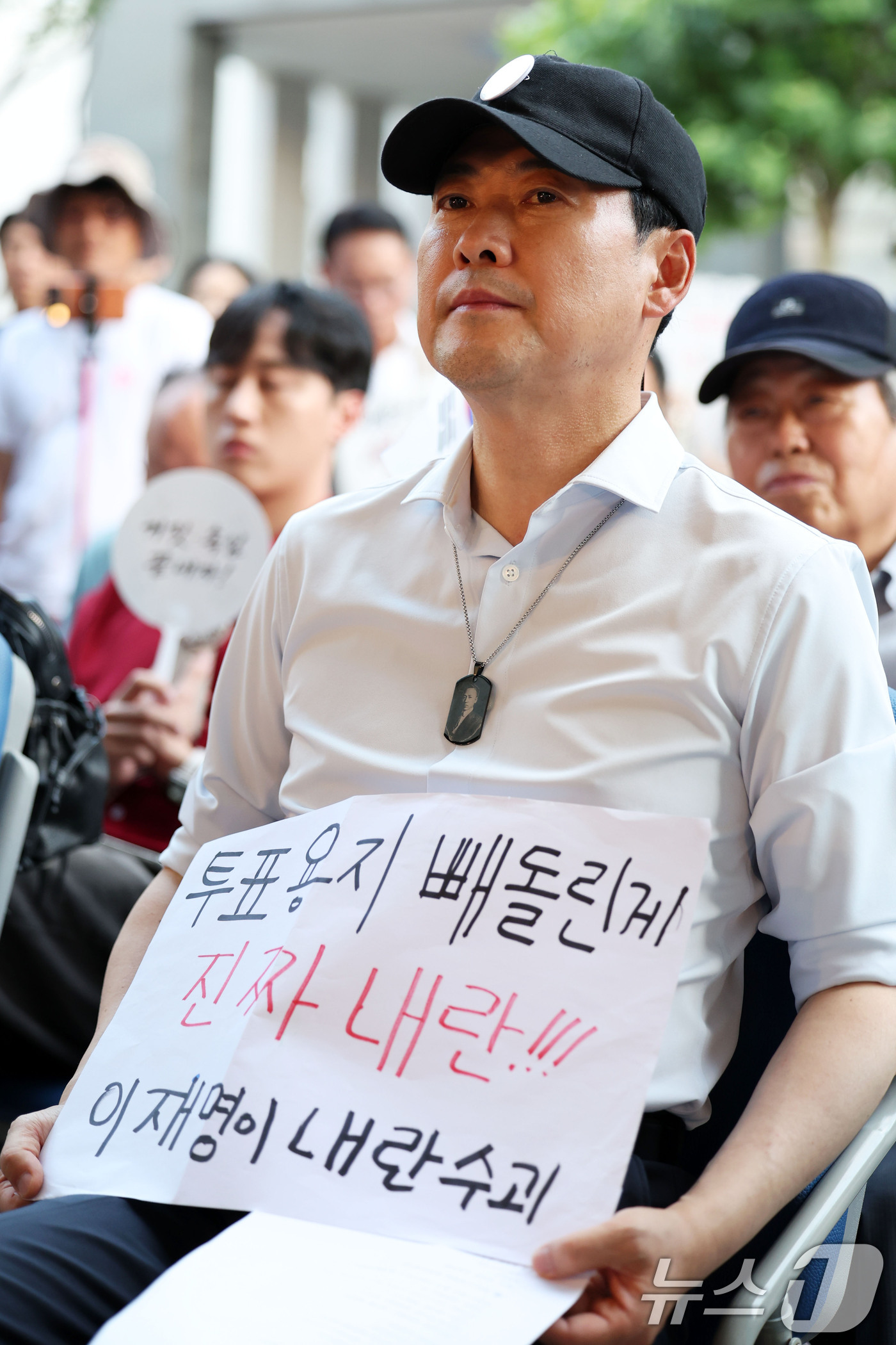 (광주=뉴스1) 이승현 기자 = 장동혁 국민의힘 대표가 15일 전남광주통합특별시 서구 치평동 전남광주선거관리위원회에서 열린 선관위 해체와 재선거를 요구하는 광주시민청년학생모임이 주 …
