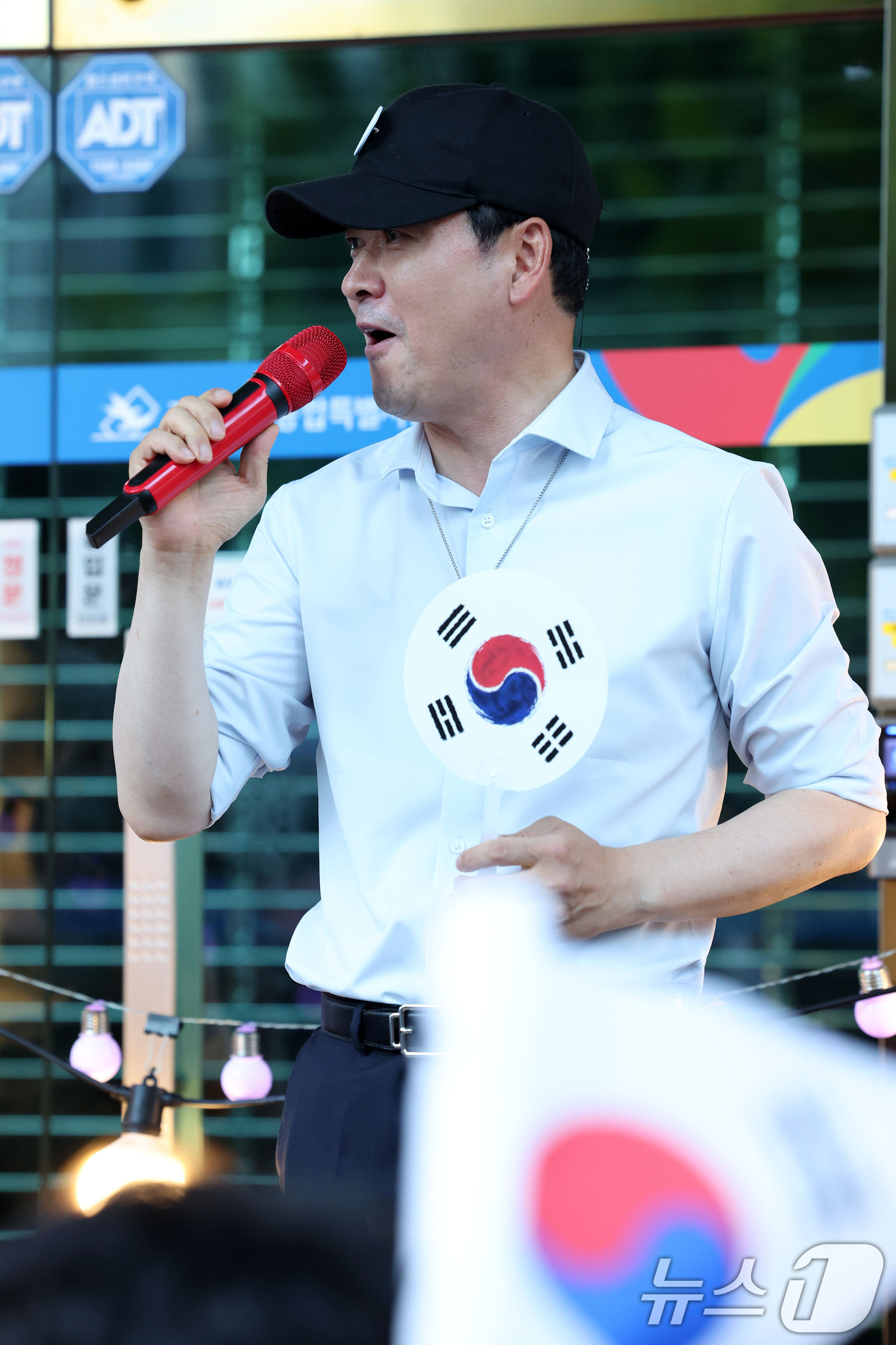 (광주=뉴스1) 이승현 기자 = 장동혁 국민의힘 대표가 15일 전남광주통합특별시 서구 치평동 전남광주선거관리위원회에서 열린 선관위 해체와 재선거를 요구하는 광주시민청년학생모임이 주 …