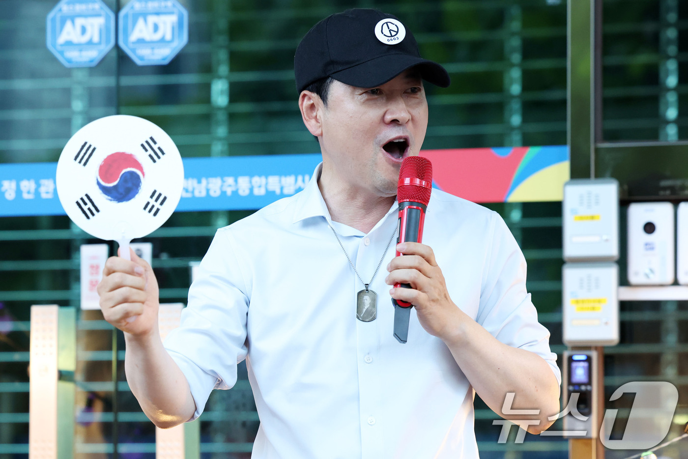 (광주=뉴스1) 이승현 기자 = 장동혁 국민의힘 대표가 15일 전남광주통합특별시 서구 치평동 전남광주선거관리위원회에서 열린 선관위 해체와 재선거를 요구하는 광주시민청년학생모임이 주 …