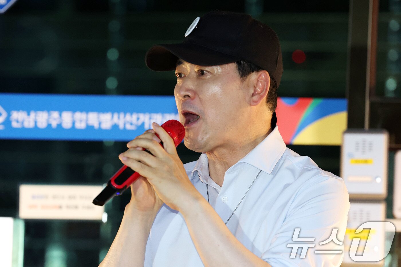 본문 이미지 - 장동혁 국민의힘 대표가 지난 15일 전남광주통합특별시 서구 치평동 전남광주선거관리위원회에서 열린 선관위 해체와 재선거를 요구하는 광주시민청년학생모임이 주최한 자유콘서트에 참석해 발언하고 있다. 2026.7.15 ⓒ 뉴스1 이승현 기자