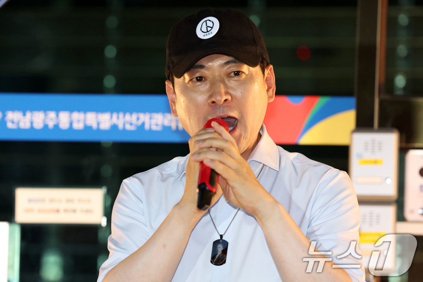 (광주=뉴스1) 이승현 기자 = 장동혁 국민의힘 대표가 15일 전남광주통합특별시 서구 치평동 전남광주선거관리위원회에서 열린 선관위 해체와 재선거를 요구하는 광주시민청년학생모임이 주 …