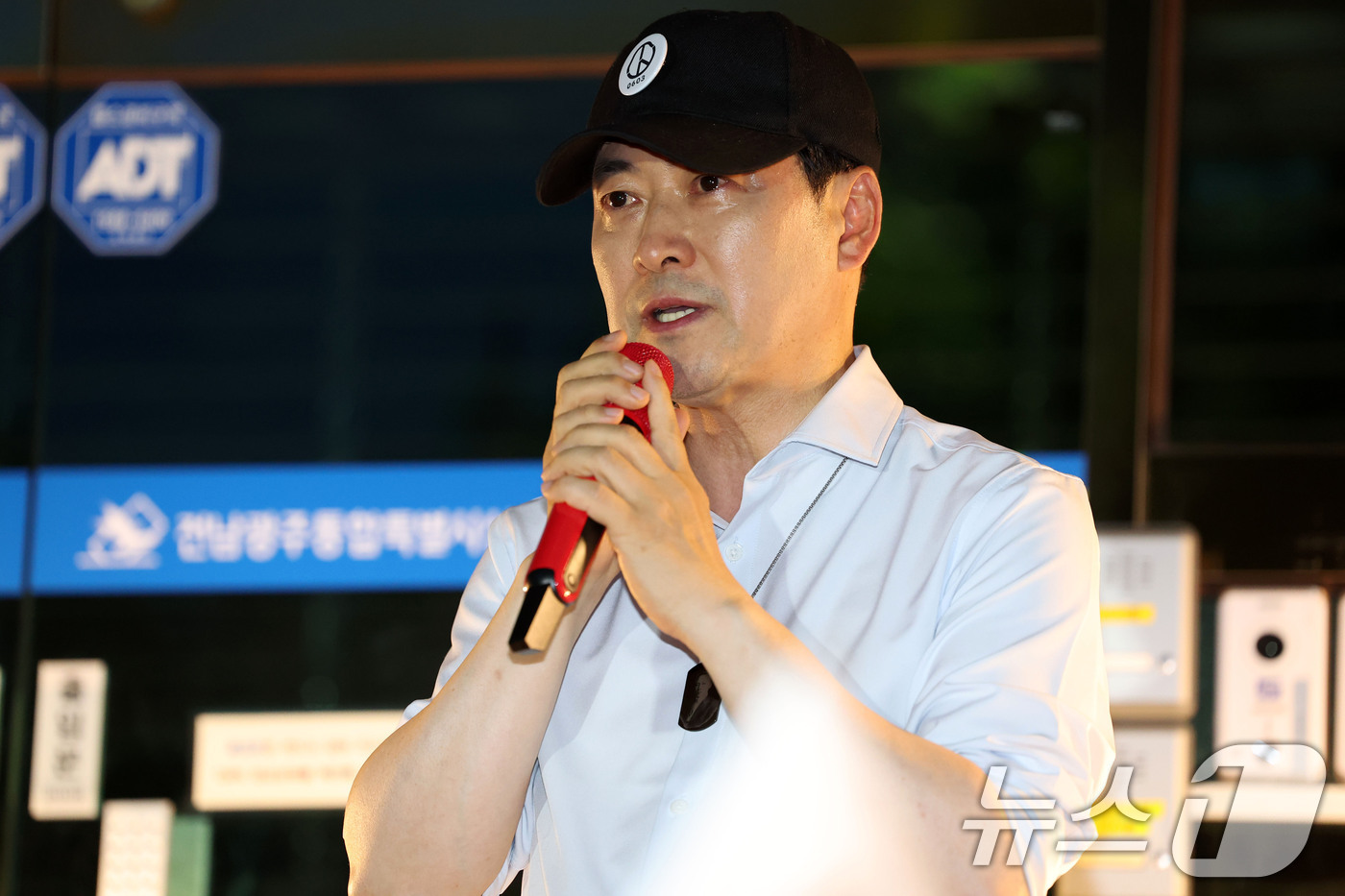 (광주=뉴스1) 이승현 기자 = 장동혁 국민의힘 대표가 15일 전남광주통합특별시 서구 치평동 전남광주선거관리위원회에서 열린 선관위 해체와 재선거를 요구하는 광주시민청년학생모임이 주 …