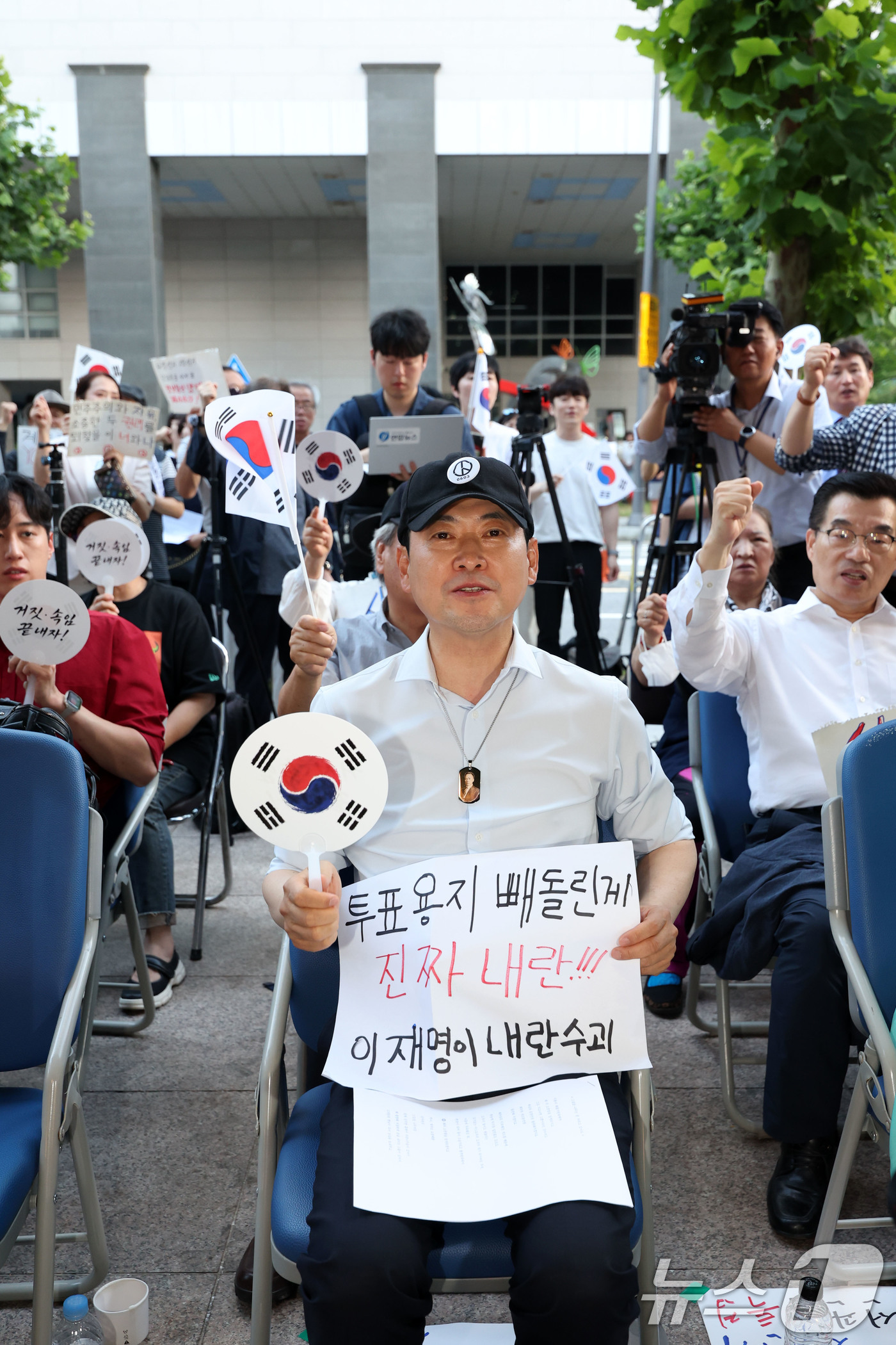 (광주=뉴스1) 이승현 기자 = 장동혁 국민의힘 대표가 15일 전남광주통합특별시 서구 치평동 전남광주선거관리위원회에서 열린 선관위 해체와 재선거를 요구하는 광주시민청년학생모임이 주 …