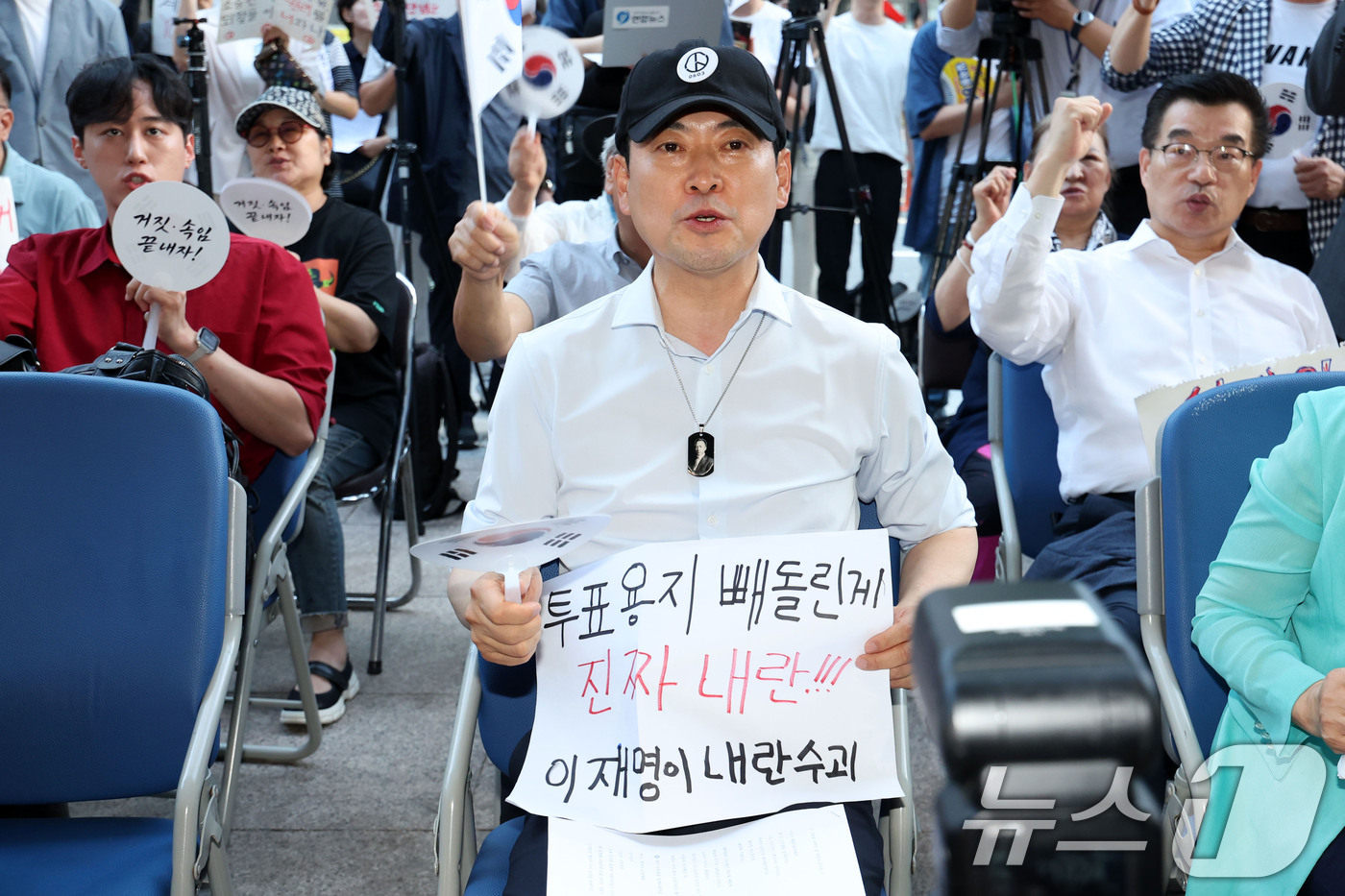 (광주=뉴스1) 이승현 기자 = 장동혁 국민의힘 대표가 15일 전남광주통합특별시 서구 치평동 전남광주선거관리위원회에서 열린 선관위 해체와 재선거를 요구하는 광주시민청년학생모임이 주 …