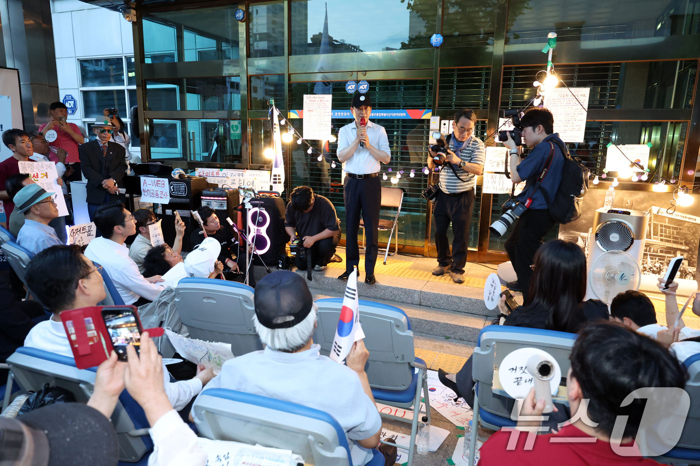 (광주=뉴스1) 이승현 기자 = 장동혁 국민의힘 대표가 15일 전남광주통합특별시 서구 치평동 전남광주선거관리위원회에서 열린 선관위 해체와 재선거를 요구하는 광주시민청년학생모임이 주 …
