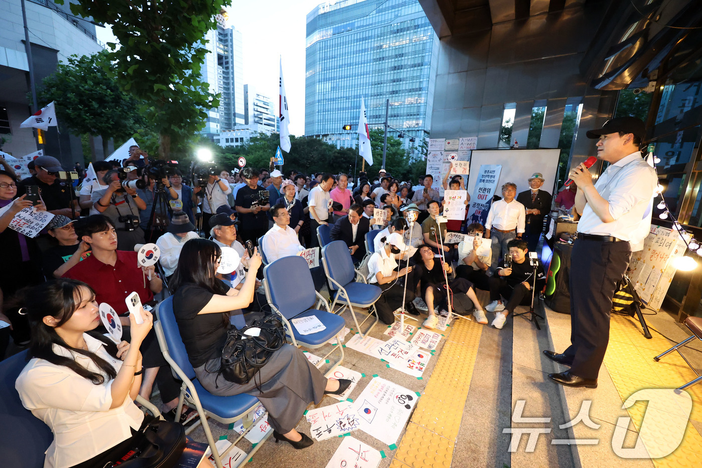 (광주=뉴스1) 이승현 기자 = 장동혁 국민의힘 대표가 15일 전남광주통합특별시 서구 치평동 전남광주선거관리위원회에서 열린 선관위 해체와 재선거를 요구하는 광주시민청년학생모임이 주 …