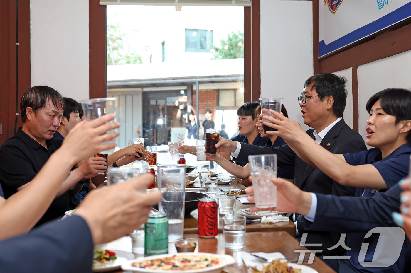 (서울=뉴스1) = 최휘영 문화체육관광부 장관이 15일 경기도 수원의 한 식당에서 열린 수원FC 위민 선수단 격려만찬에서 음료수로 건배를 하고 있다.(문화체육관광부 제공. 재판매 …