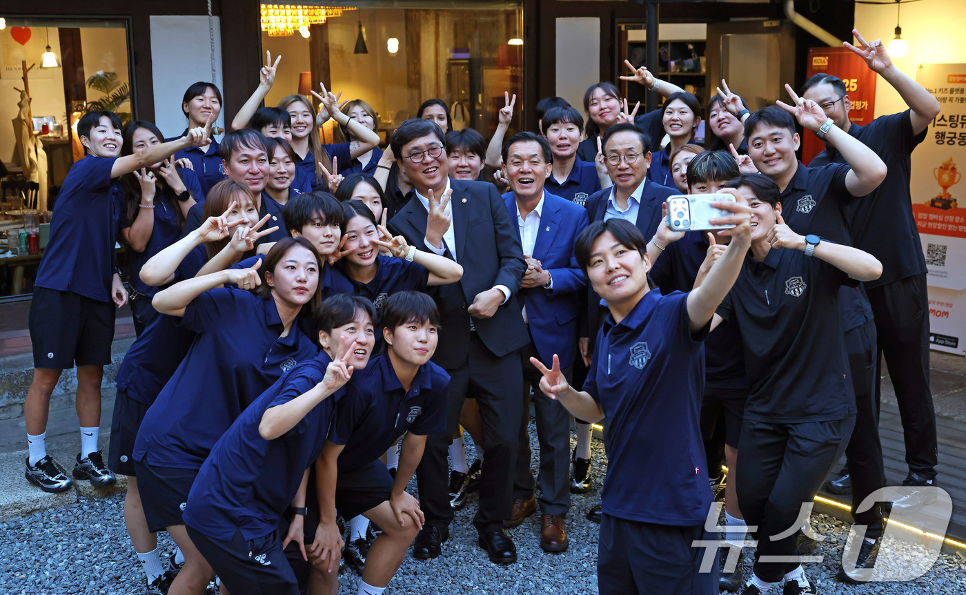 (서울=뉴스1) = 최휘영 문화체육관광부 장관이 15일 경기도 수원의 한 식당에서 열린 수원FC 위민 선수단 격려만찬을 마치고 선수단과 기념촬영을 하고 있다.(문화체육관광부 제공. …