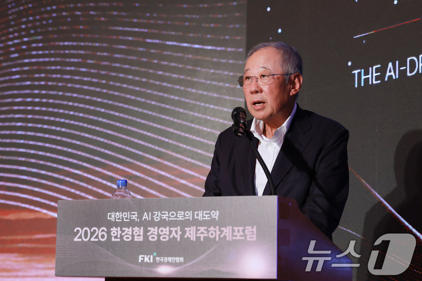 (서울=뉴스1) = 류진 한국경제인협회 회장이 15일 제주시 롯데호텔에서 열린 ‘2026 한경협 경영자 제주하계포럼’에서 인사말을 하고 있다.(한국경제인협회 제공. 재판매 및 DB …