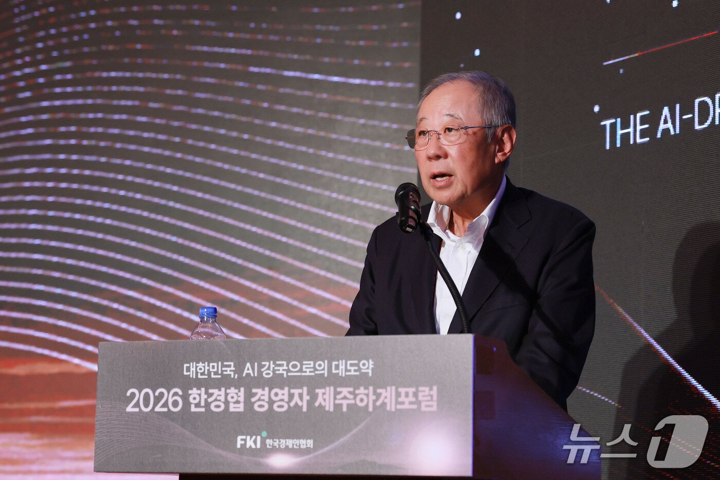 본문 이미지 -  류진 한국경제인협회 회장이 15일 제주도 롯데호텔에서 열린 ‘2026 한경협 경영자 제주하계포럼’에서 인사말을 하고 있다. 15일부터 18일까지 제주도 롯데호텔에서 '대한민국, AI 강국으로의 대도약(THE AI-DRIVEN KOREA)'을 주제로 열리는 이번 포럼에는 약 400명의 기업인이 참가해 AI 시대 기업의 생존 전략과 미래 경영 방향을 모색한다. (한경협 제공)