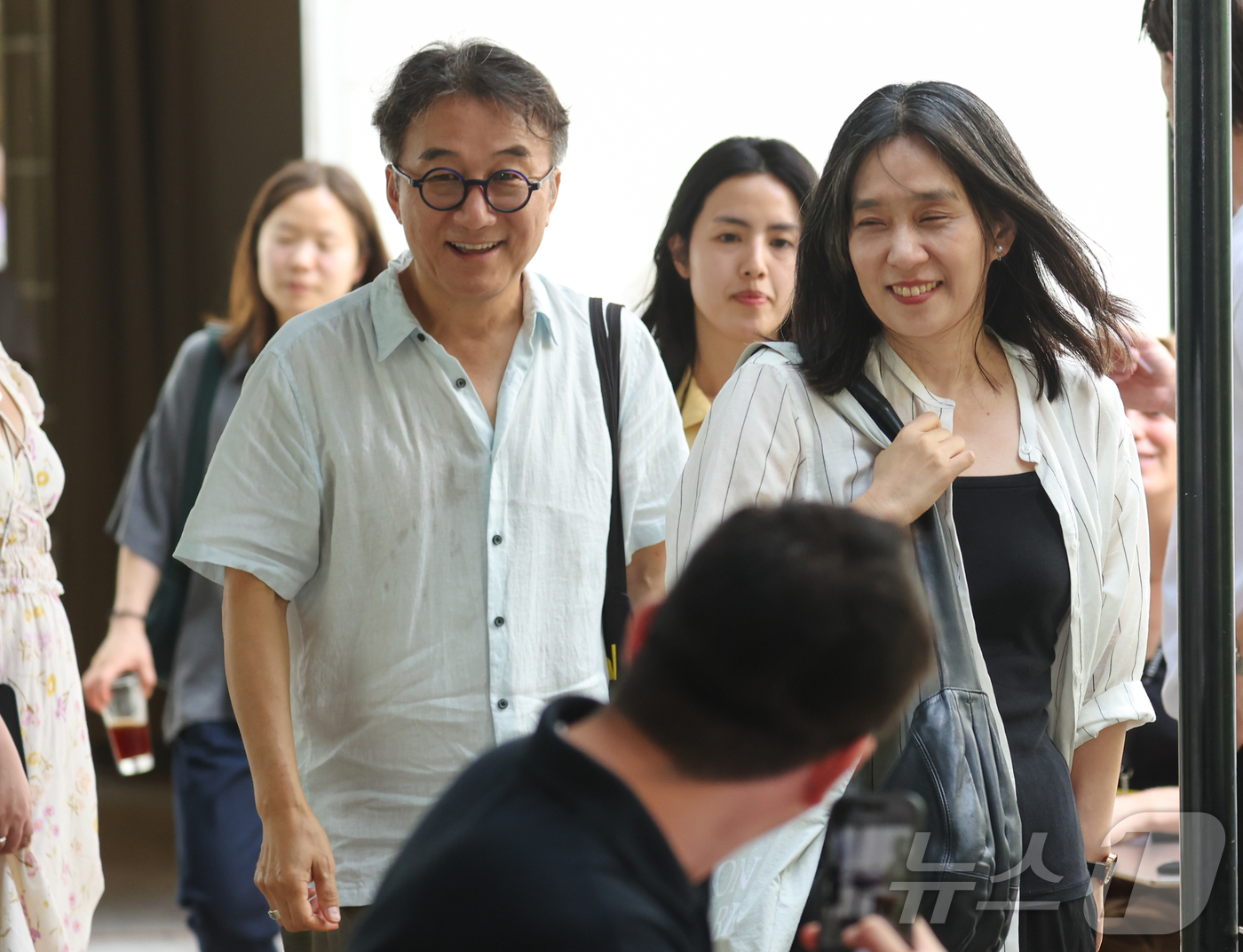(아비뇽=뉴스1) 이준성 특파원 = 노벨문학상 수상자인 한강 작가와 최석규 서울국제공연예술제 예술감독이 15일(현지시간) 국내 취재진과의 인터뷰를 위해 프랑스 아비뇽 생루이 회랑( …