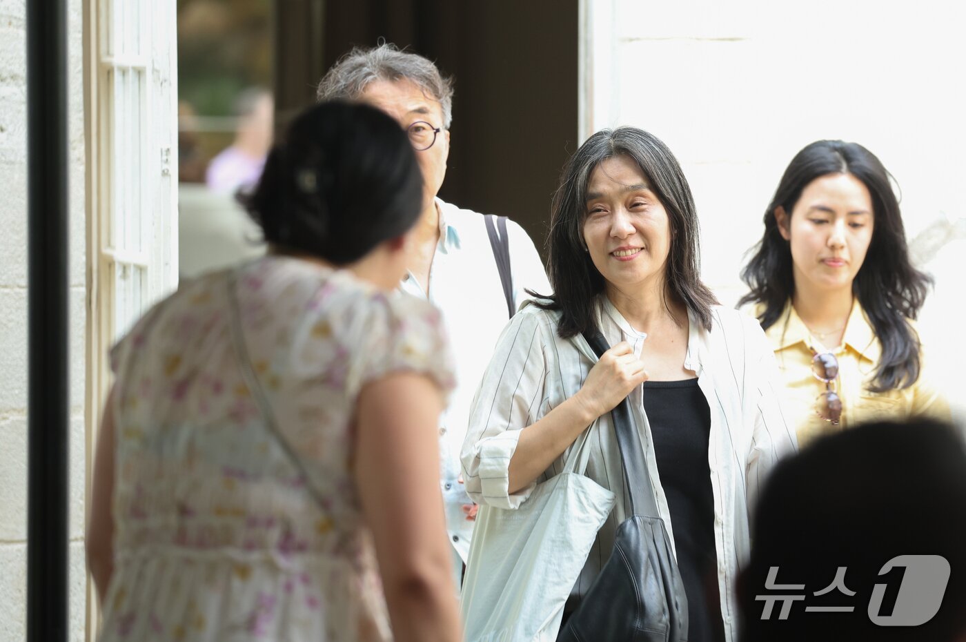 본문 이미지 - 노벨문학상 수상자인 한강 작가가 15일(현지시간) 국내 취재진과의 인터뷰를 위해 프랑스 아비뇽 생루이 회랑(Clo&icirc;tre Saint-Louis)에 자리한 호텔 카페 테라스로 들어서고 있다. 2026.7.16/뉴스1