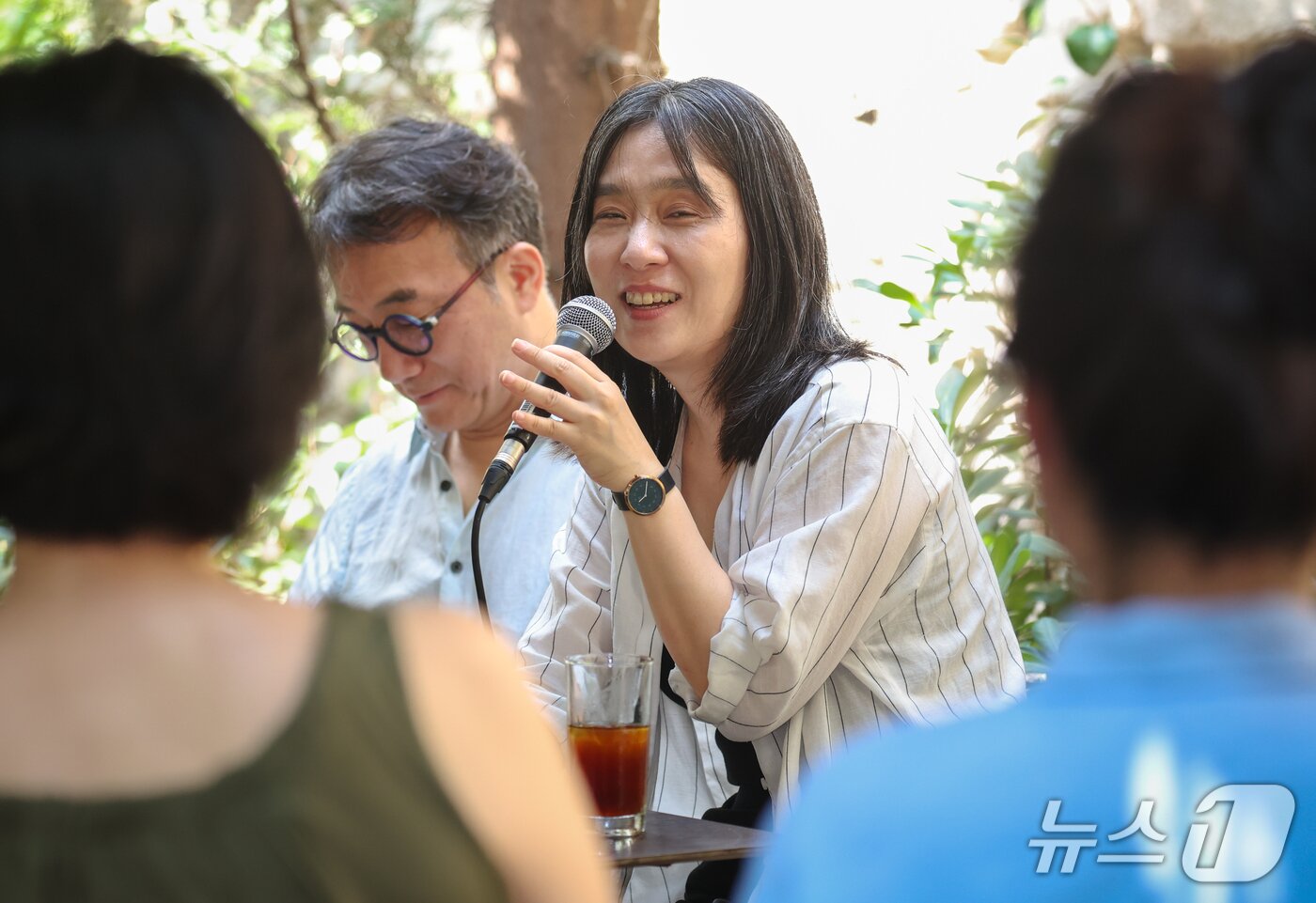 본문 이미지 - 노벨문학상 수상자인 한강 작가가 15일(현지시간) 프랑스 아비뇽 생루이 회랑(Clo&icirc;tre Saint-Louis)에 자리한 호텔 카페 테라스에서 국내 취재진과 인터뷰를 하고 있다. 2026.7.16/뉴스1