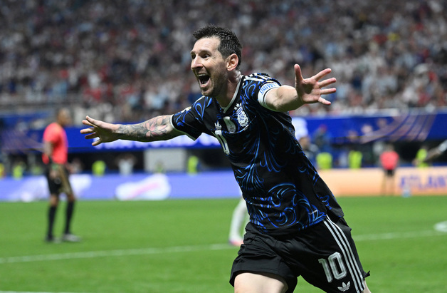 '메시 2도움' 아르헨티나, 잉글랜드에 2-1 역전승…20일 스페인과 결승전 (종합)