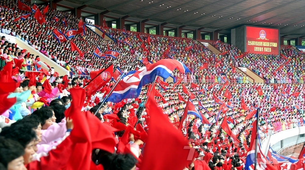 (평양 노동신문=뉴스1) = 북한 노동당 기관지 노동신문은 16일 "사랑하는 조국, 귀중한 사회주의대가정의 부강과 번영을 위해 지혜와 열정을 다 바쳐갈 온 나라 여성들의 애국의 의 …