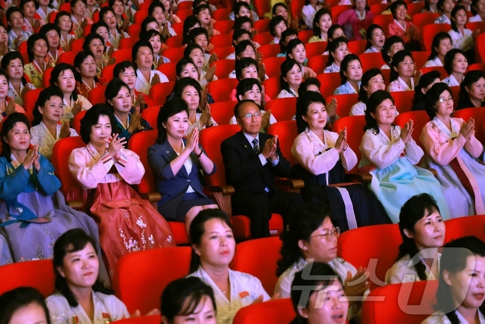 (평양 노동신문=뉴스1) = 북한 노동당 기관지 노동신문은 16일 "조선사회주의여성동맹 제8차 대회 기념 여맹중앙예술선전대와 여맹예술소조원들의 종합공연 '위대한 어머니당 우러러 부 …
