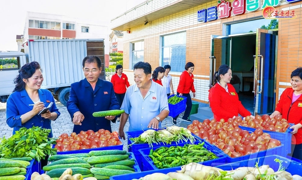 (평양 노동신문=뉴스1) = 북한 노동당 기관지 노동신문은 16일 "주민들에 대한 봉사활동을 잘하도록 이끌어주고 있는 신의주시당위원회 일군(일꾼)들"이라고 보도했다. [국내에서만 …