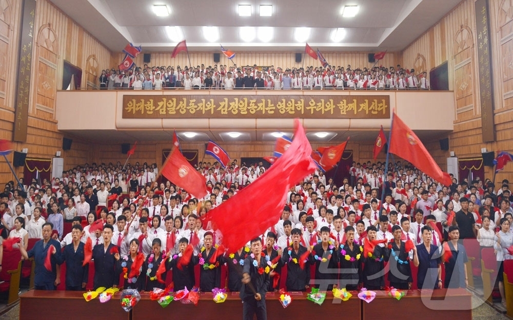 (평양 노동신문=뉴스1) = 북한 노동당 기관지 노동신문은 16일 "위대한 당의 영도 따라 새로운 전망목표 수행을 위한 계속 혁명의 진군길에서 애국청년의 성스러운 부름을 위훈으로 …