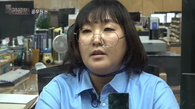 "워터밤 왔냐" "결혼 축하 안 해 주냐"…이수지 '공무원 현실 풍자' 또 대박
