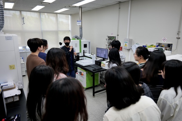 "실험실이 일터로"…서울보건환경연구원, 청년에 실무 성장 기회 제공