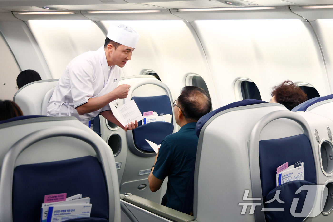 (인천공항=뉴스1) 공항사진기자단 = 파라타항공 신규 기내식 개발에 참여한 최규덕 셰프가 지난 15일 하노이행 항공편 기내에서 승객들에게 메뉴 개발 과정 등에 대해 소개하고 있다. …