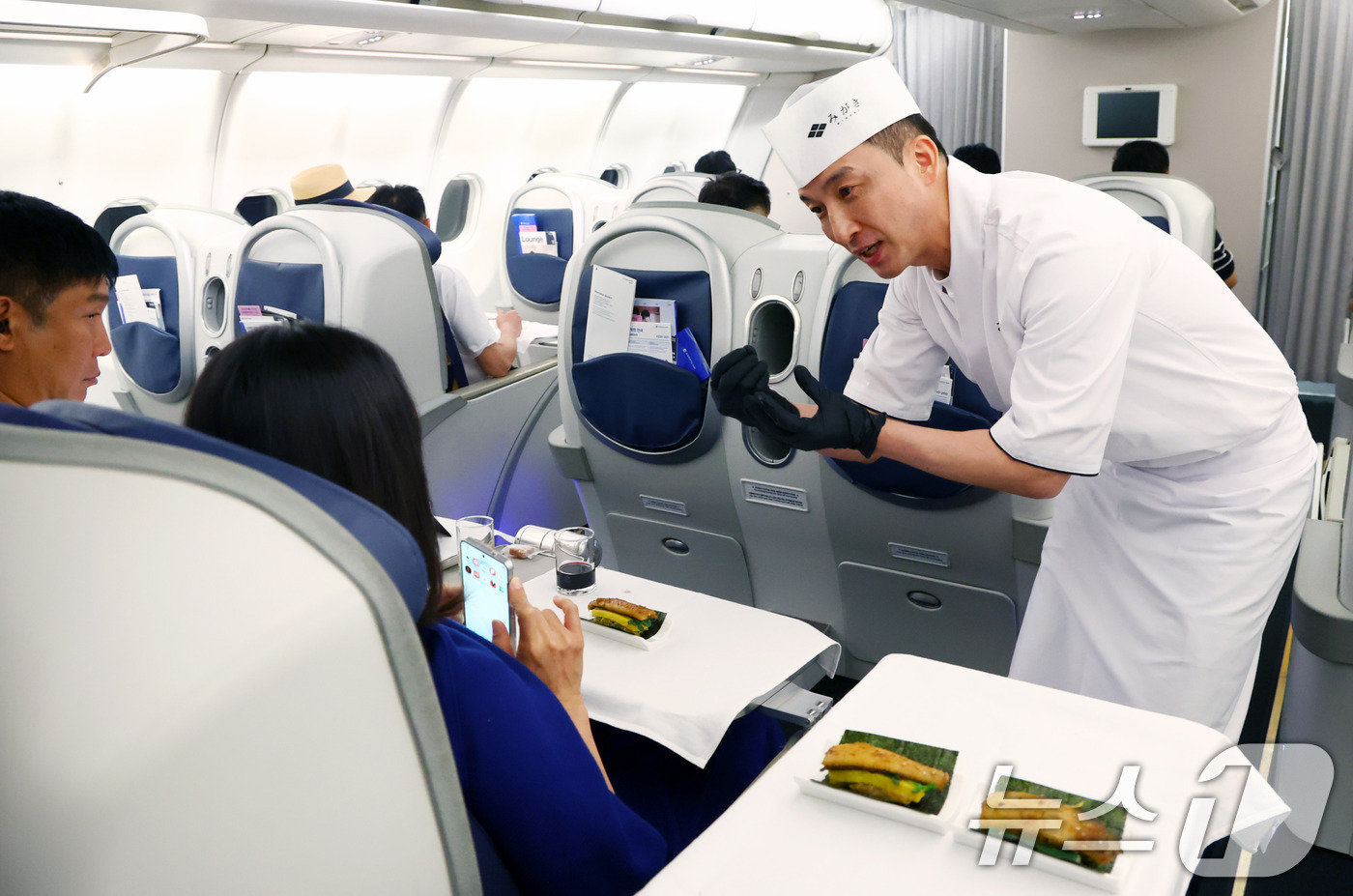 (인천공항=뉴스1) 공항사진기자단 = 파라타항공 신규 기내식 개발에 참여한 최규덕 셰프가 지난 15일 하노이행 항공편 기내에서 승객들에게 메뉴 개발 과정 등에 대해 소개하며 직접 …