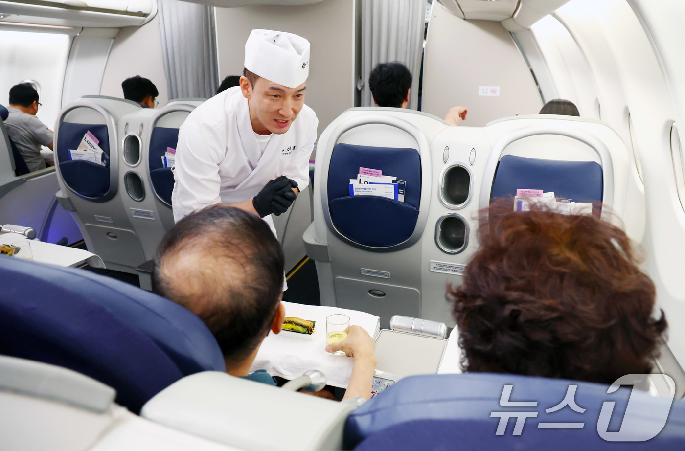 (인천공항=뉴스1) 공항사진기자단 = 파라타항공 신규 기내식 개발에 참여한 최규덕 셰프가 지난 15일 하노이행 항공편 기내에서 승객들에게 메뉴 개발 과정 등에 대해 소개하며 직접 …