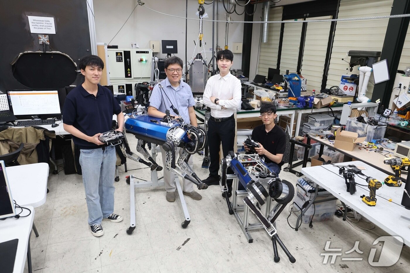 본문 이미지 - 연구진 사진 (왼쪽부터) KAIST 박재현 박사과정생, 박해원 교수, 고려대 홍승우 교수(흰색 옷), 강준길 연구원(연구 당시 국방과학연구소 소속). (KAIST 제공. 재판매 및 DB금지) 2026.7.16/뉴스1