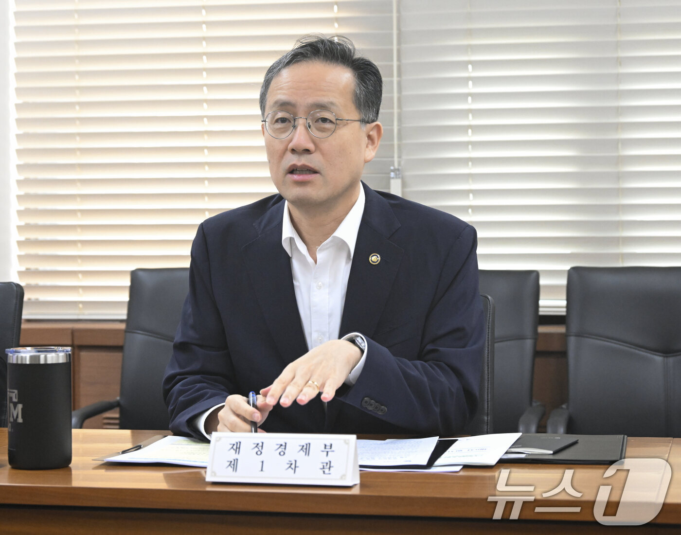 (서울=뉴스1) = 이형일 재정경제부 차관이 16일 서울 종로구 정부서울청사에서 열린 '7월 일자리 전담반(TF)'을 주재하고 있다. (재정경제부 제공. 재판매 및 DB금지) 20 …