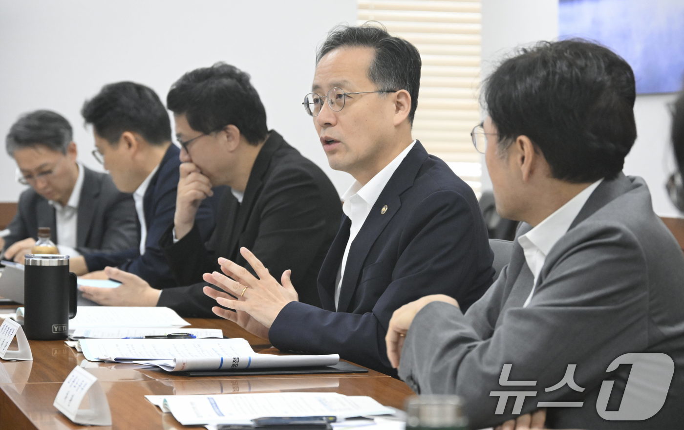 (서울=뉴스1) = 이형일 재정경제부 차관이 16일 서울 종로구 정부서울청사에서 열린 '7월 일자리 전담반(TF)'을 주재하고 있다. (재정경제부 제공. 재판매 및 DB금지) 20 …