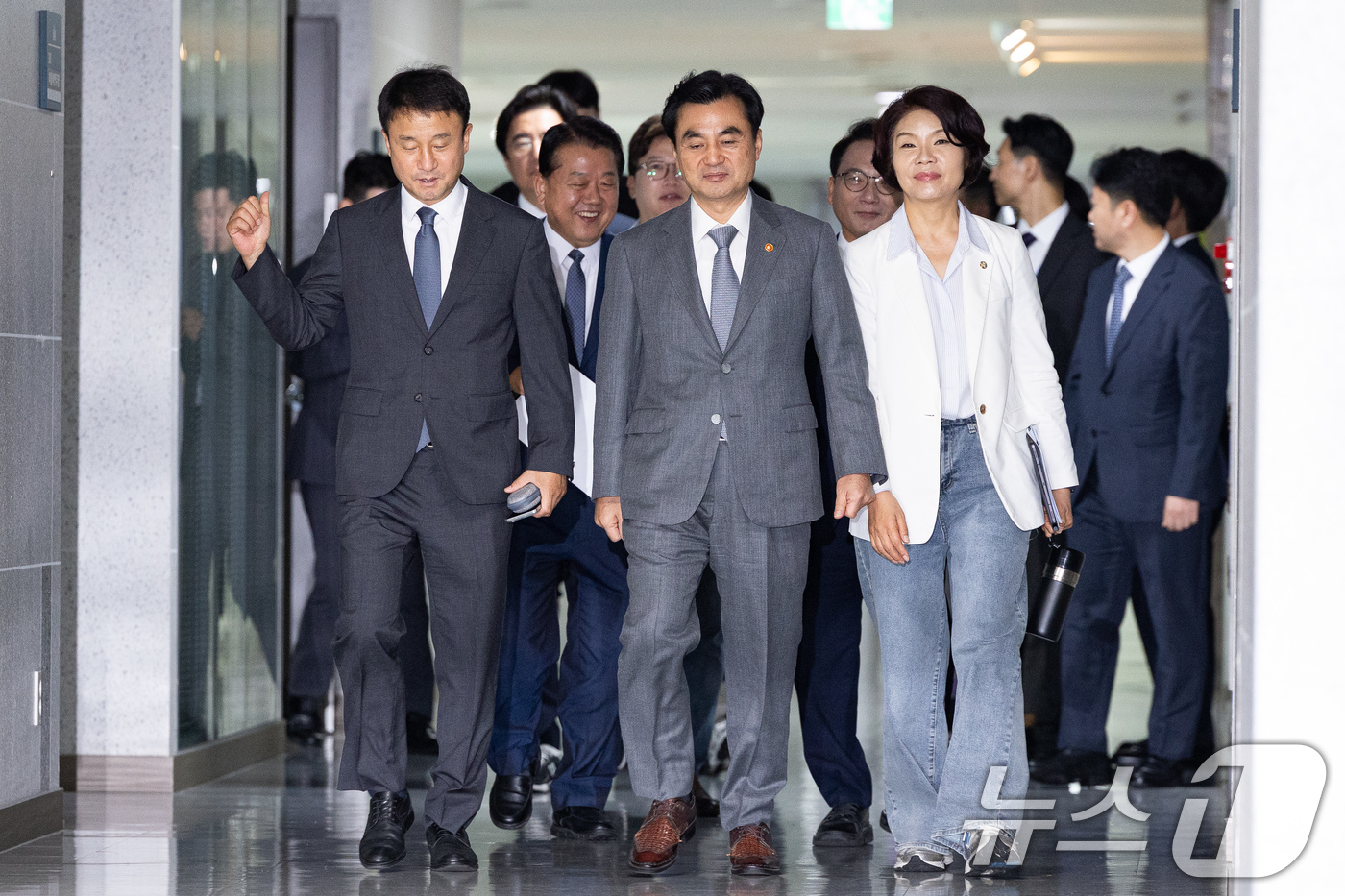 (서울=뉴스1) 유승관 기자 = 한병도 더불어민주당 당대표 직무대행 겸 원내대표와 안규백 국방부 장관, 한정애 정책위의장을 비롯한 국방위원들이 16일 서울 여의도 국회 의원회관에서 …
