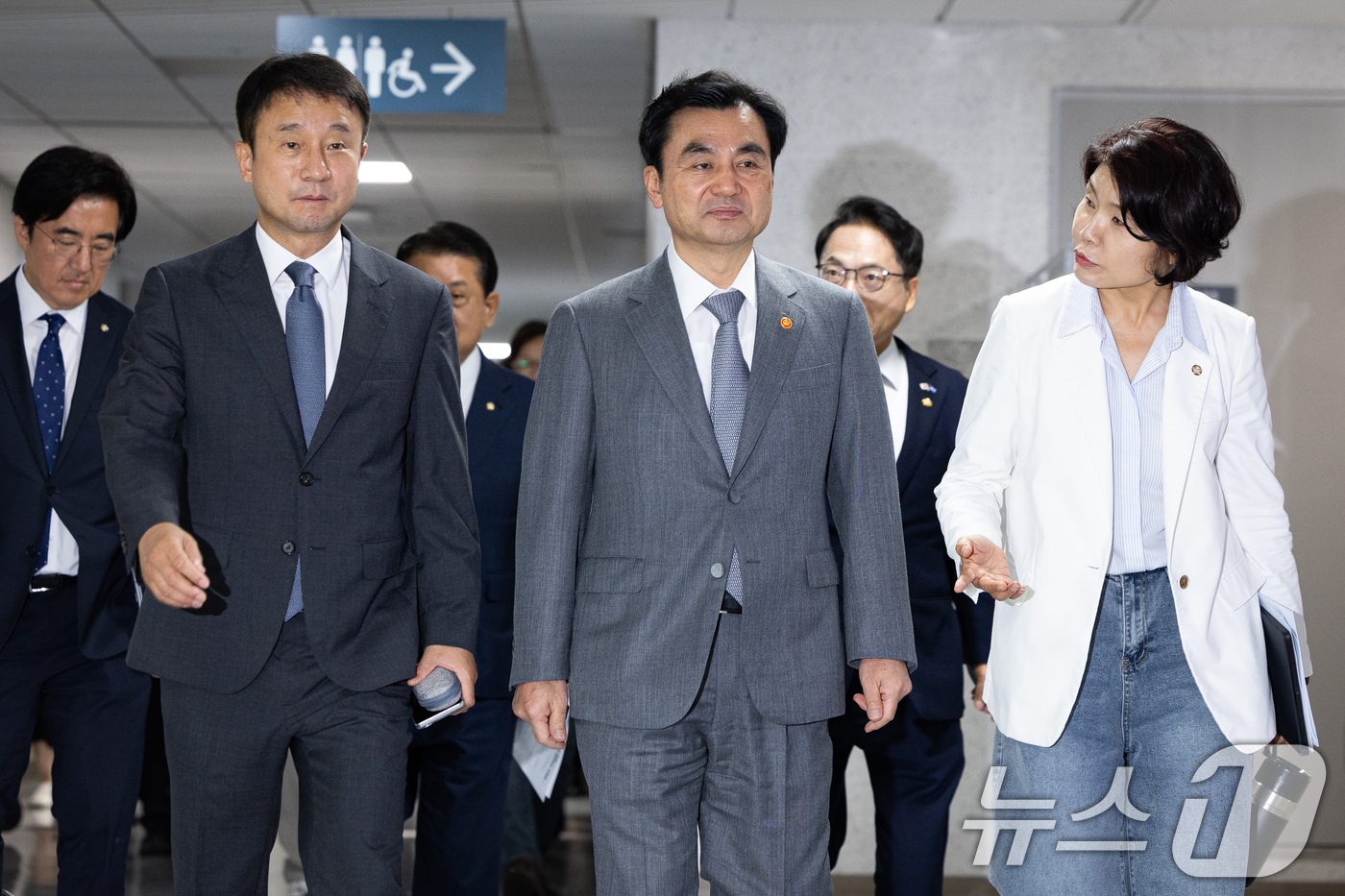 (서울=뉴스1) 유승관 기자 = 한병도 더불어민주당 당대표 직무대행 겸 원내대표와 안규백 국방부 장관, 한정애 정책위의장을 비롯한 국방위원들이 16일 서울 여의도 국회 의원회관에서 …
