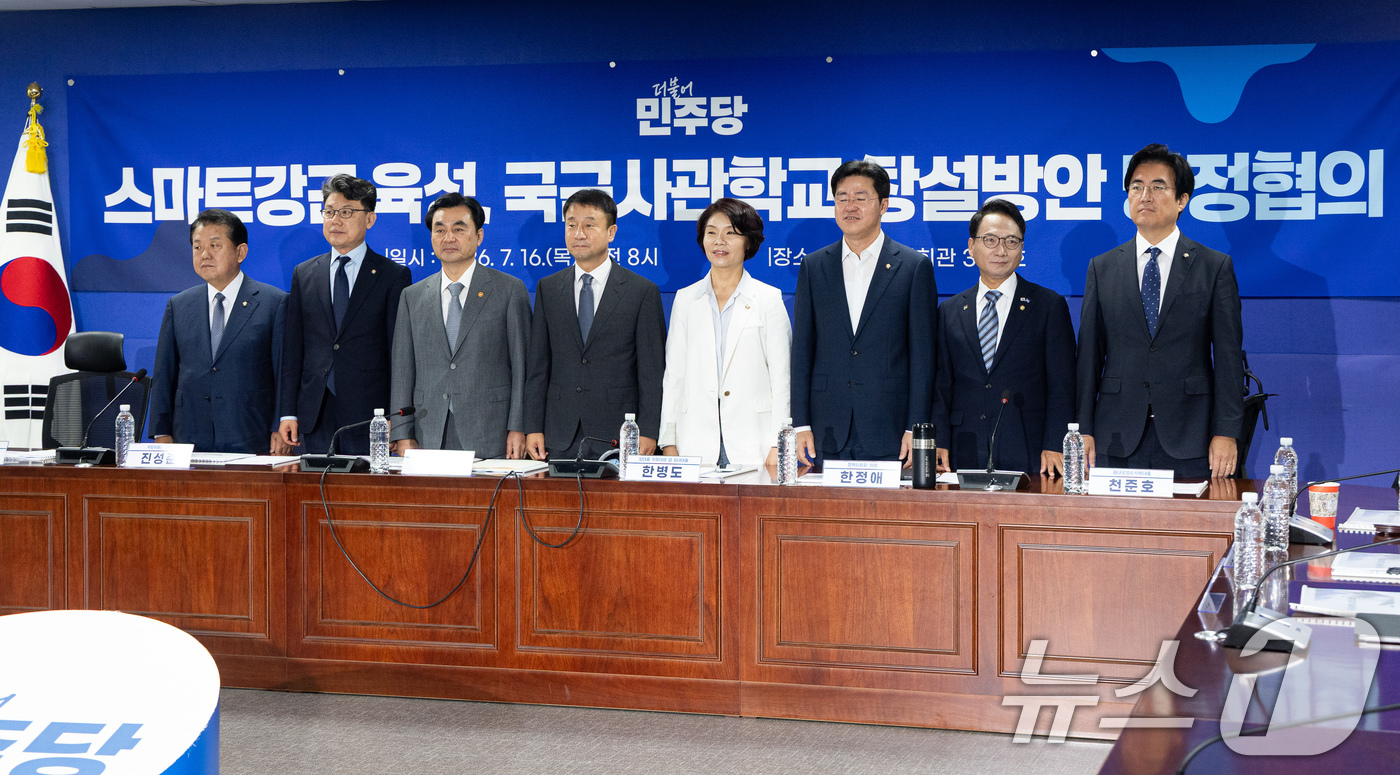 (서울=뉴스1) 유승관 기자 = 한병도 더불어민주당 당대표 직무대행 겸 원내대표와 안규백 국방부 장관, 한정애 정책위의장을 비롯한 국방위원들이 16일 서울 여의도 국회 의원회관에서 …
