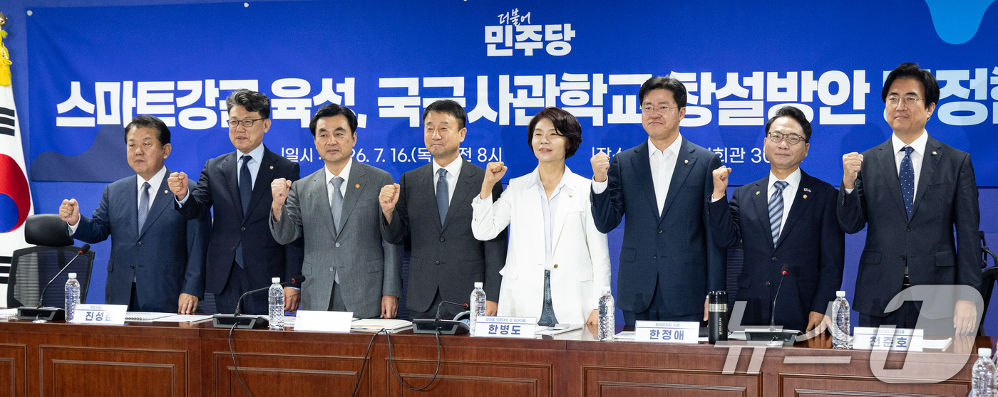(서울=뉴스1) 유승관 기자 = 한병도 더불어민주당 당대표 직무대행 겸 원내대표와 안규백 국방부 장관, 한정애 정책위의장을 비롯한 국방위원들이 16일 서울 여의도 국회 의원회관에서 …