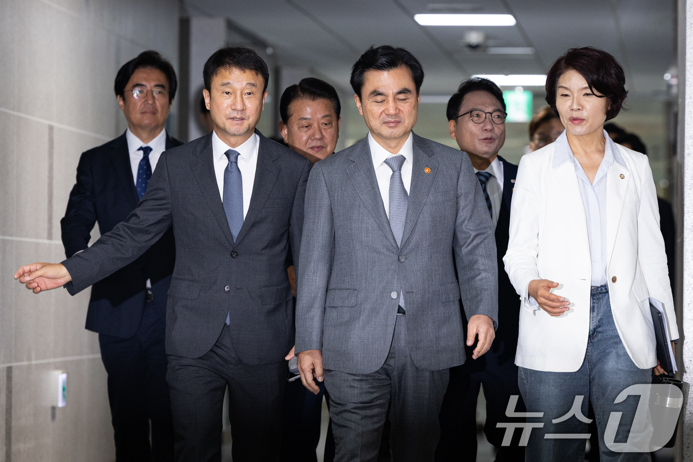 (서울=뉴스1) 유승관 기자 = 한병도 더불어민주당 당대표 직무대행 겸 원내대표와 안규백 국방부 장관, 한정애 정책위의장을 비롯한 국방위원들이 16일 서울 여의도 국회 의원회관에서 …