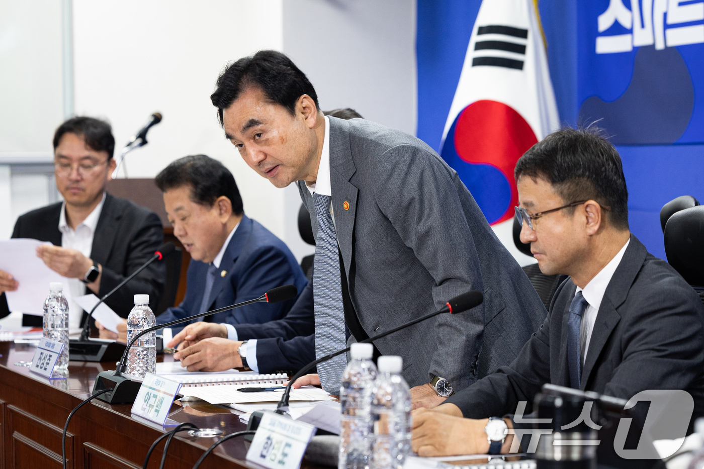 (서울=뉴스1) 유승관 기자 = 안규백 국방부 장관이 16일 서울 여의도 국회 의원회관에서 열린 스마트강군 육성, 국군사관학교 창설방안 당정협의에서 인사하고 있다. 2026.7.1 …
