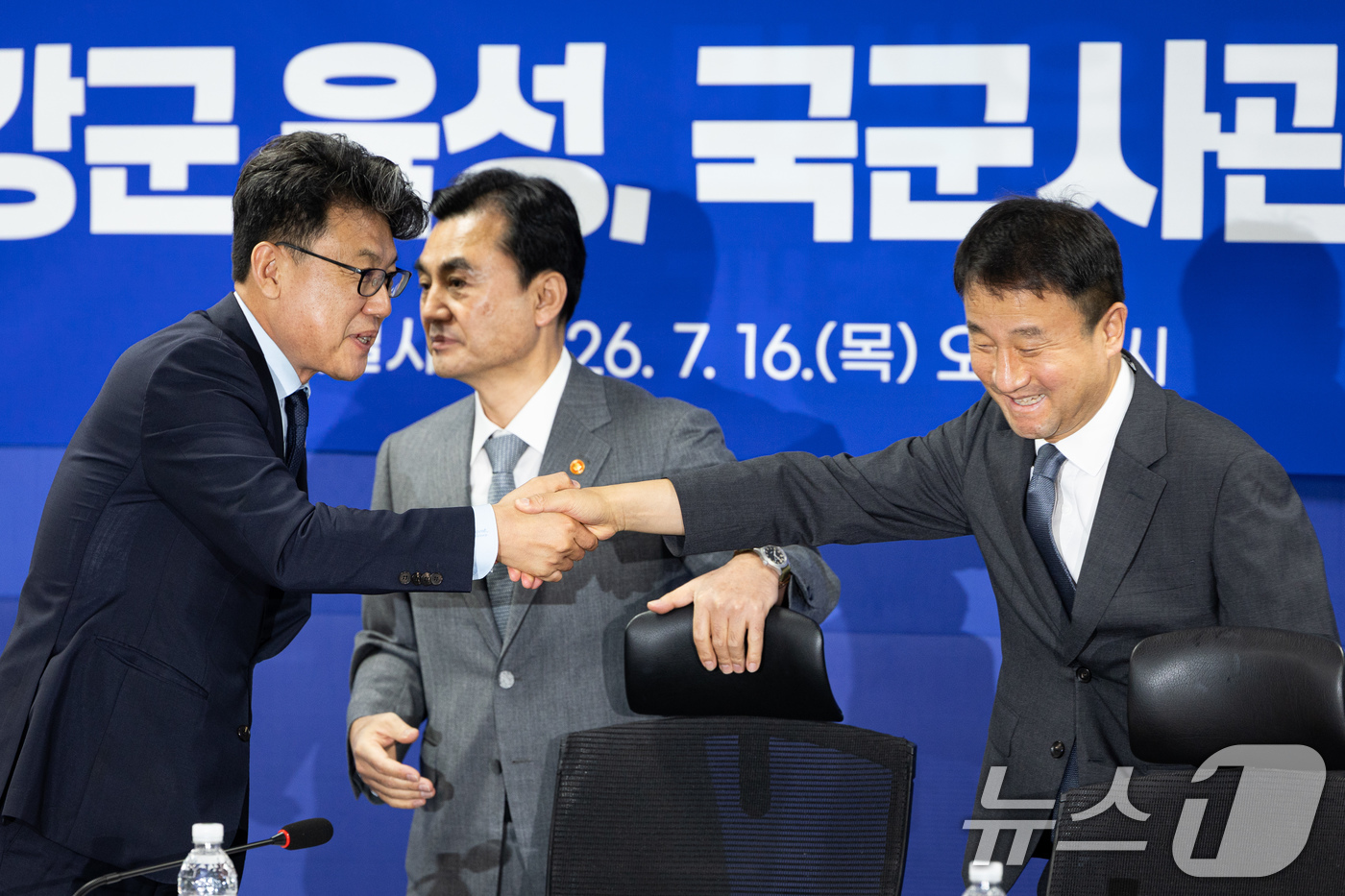 (서울=뉴스1) 유승관 기자 = 한병도 더불어민주당 당대표 직무대행 겸 원내대표와 진성준 국방위원장이 16일 서울 여의도 국회 의원회관에서 열린 스마트강군 육성, 국군사관학교 창설 …