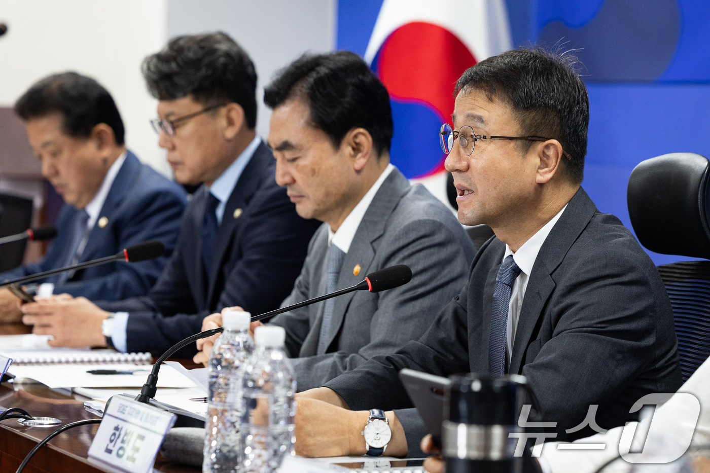 (서울=뉴스1) 유승관 기자 = 한병도 더불어민주당 당대표 직무대행 겸 원내대표가 16일 서울 여의도 국회 의원회관에서 열린 스마트강군 육성, 국군사관학교 창설방안 당정협의에서 모 …