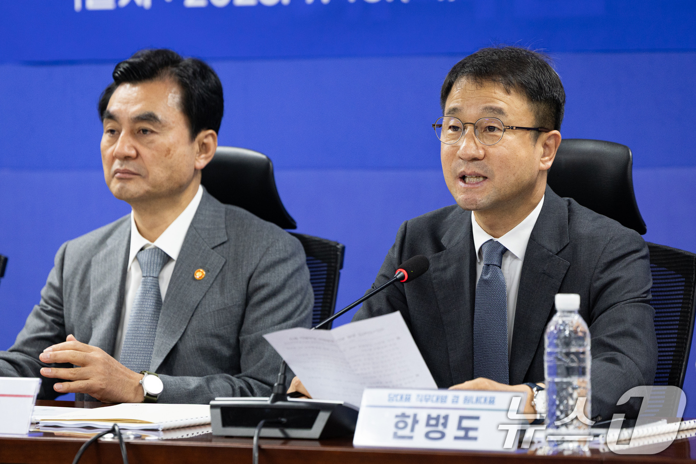 (서울=뉴스1) 유승관 기자 = 한병도 더불어민주당 당대표 직무대행 겸 원내대표가 16일 서울 여의도 국회 의원회관에서 열린 스마트강군 육성, 국군사관학교 창설방안 당정협의에서 모 …