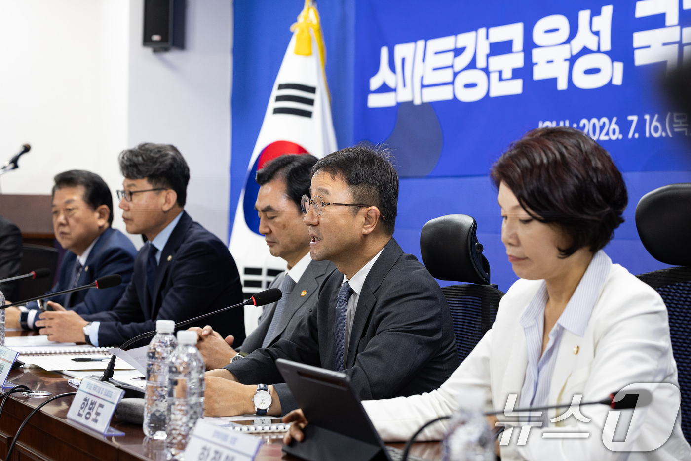 (서울=뉴스1) 유승관 기자 = 한병도 더불어민주당 당대표 직무대행 겸 원내대표가 16일 서울 여의도 국회 의원회관에서 열린 스마트강군 육성, 국군사관학교 창설방안 당정협의에서 모 …