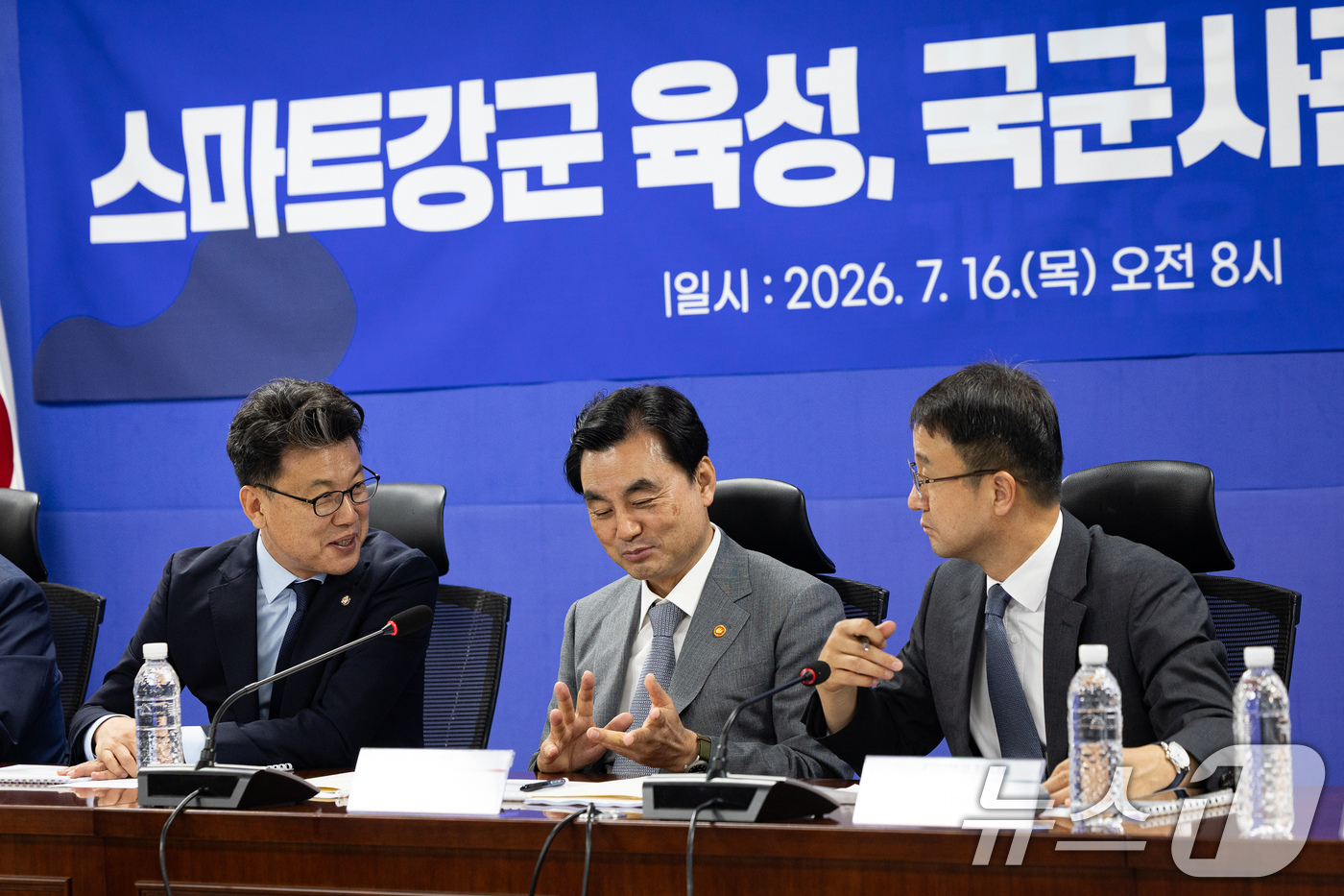 (서울=뉴스1) 유승관 기자 = 진성준 국방위원장(왼쪽부터)과 안규백 국방부 장관, 한병도 더불어민주당 당대표 직무대행 겸 원내대표가 16일 서울 여의도 국회 의원회관에서 열린 스 …